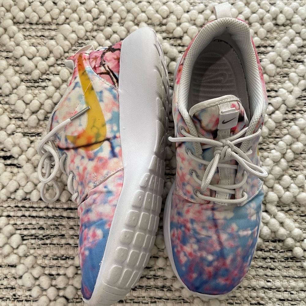 Women’s Nike Roshe size 7 cherry blossom